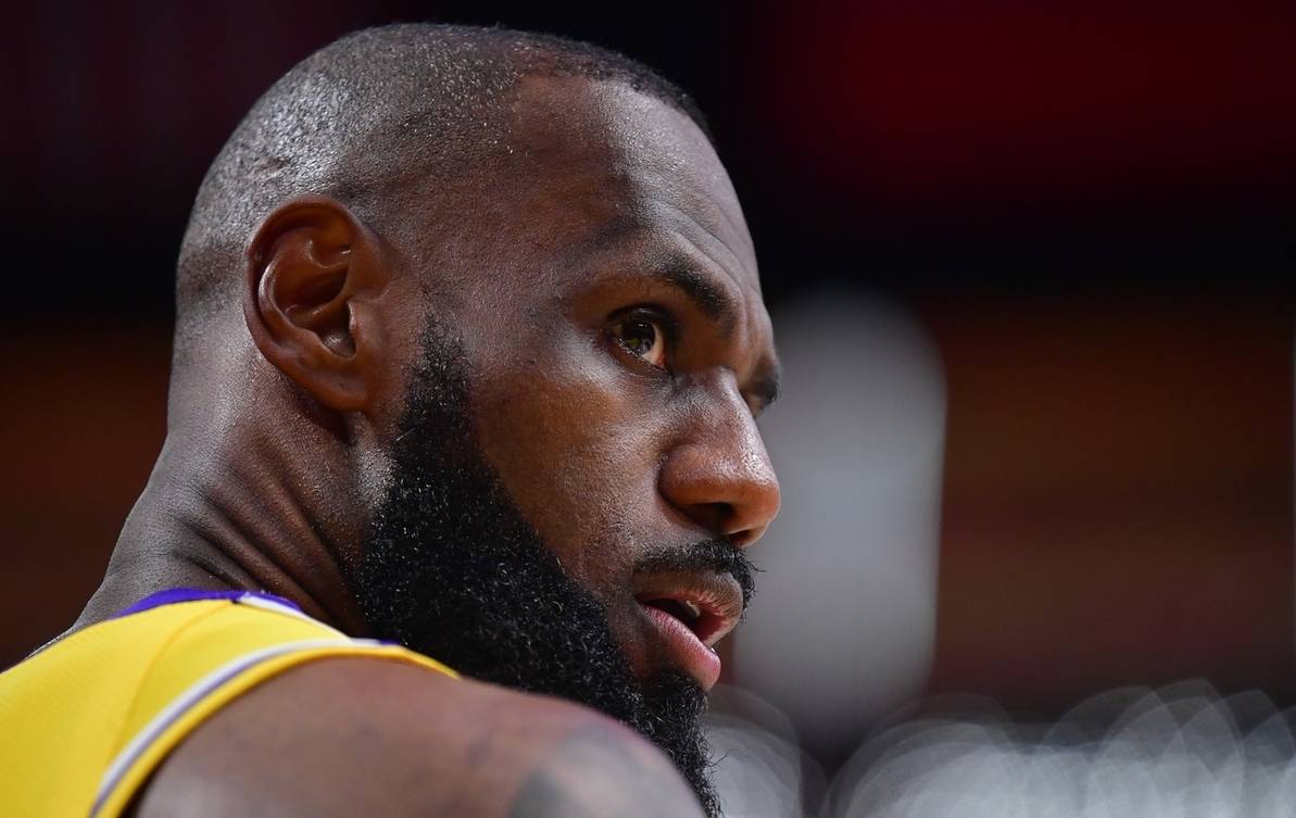 爱游戏-詹姆斯迎来十二赛季高光表现，雄鹿球迷沸腾！的简单介绍